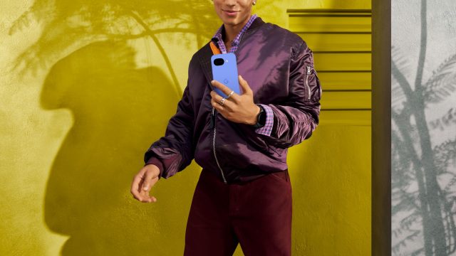 Junger Mann hält das Smartphone Pixel 10a in der Hand.