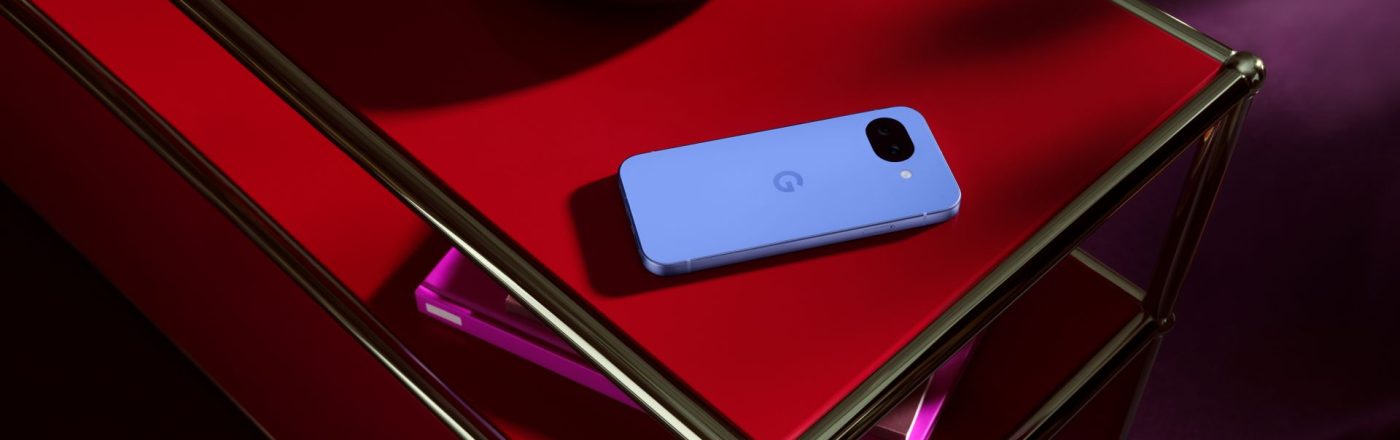 Das Pixel 10a liegt auf einem Tisch mit roter Oberfläche.