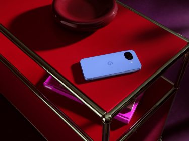 Das Pixel 10a liegt auf einem Tisch mit roter Oberfläche.
