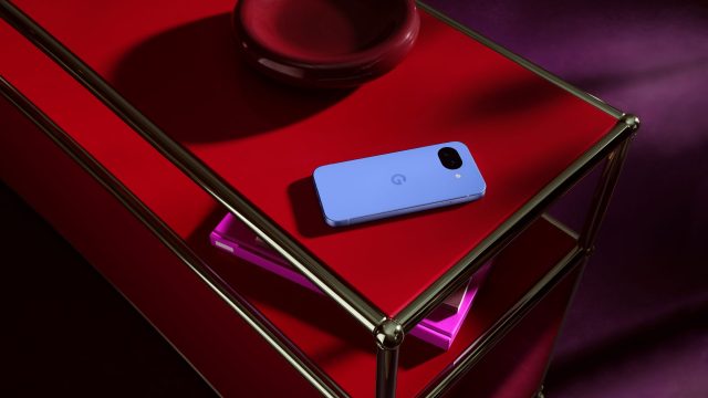 Das Pixel 10a liegt auf einem Tisch mit roter Oberfläche.