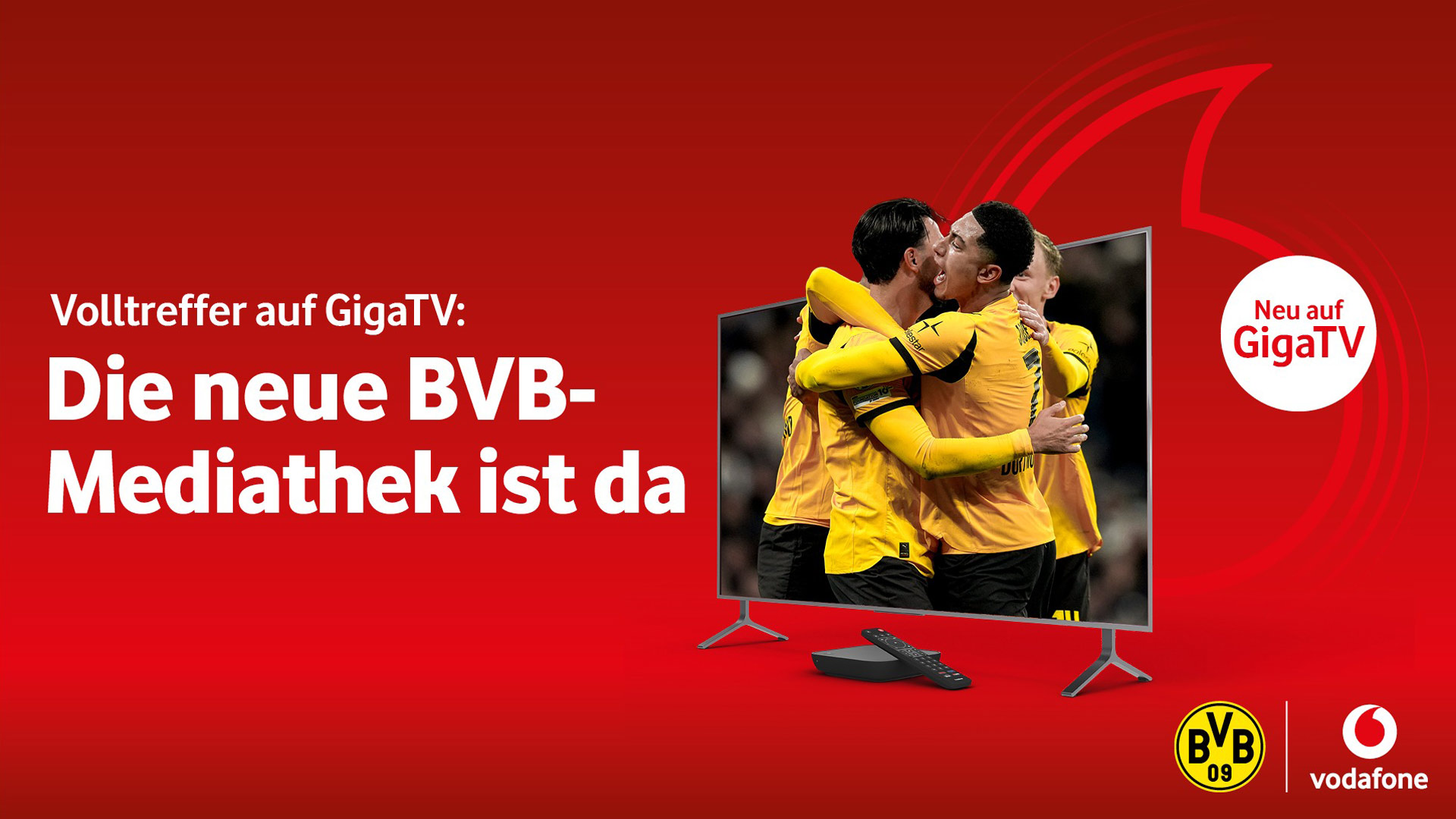 Auf dem Werbebild zur BVB-Mediathek ist ein Fernseher vor rotem Hintergrund abgebildet, auf dessen Bildschirm mehrere BVB-Spieler in gelben Trikots zu sehen sind, die sich umarmen. Links steht der Schriftzug „Volltreffer auf GigaTV: Die neue BVB-Mediathek“. Rechts befindet sich ein Kreis mit dem Hinweis „Neu auf GigaTV“. Unten sind die Logos von BVB und Vodafone sowie eine Fernbedienung vor dem Fernseher platziert.