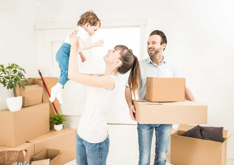 Familie in kleinem Kinderzimmer