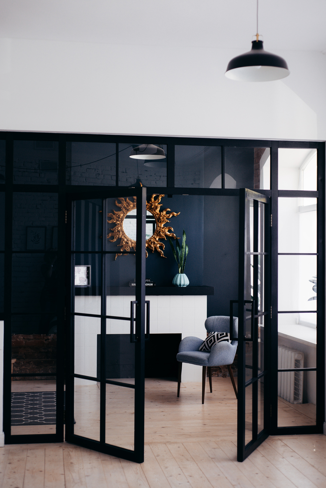 Moderne en suite met zwart stalen constructie.