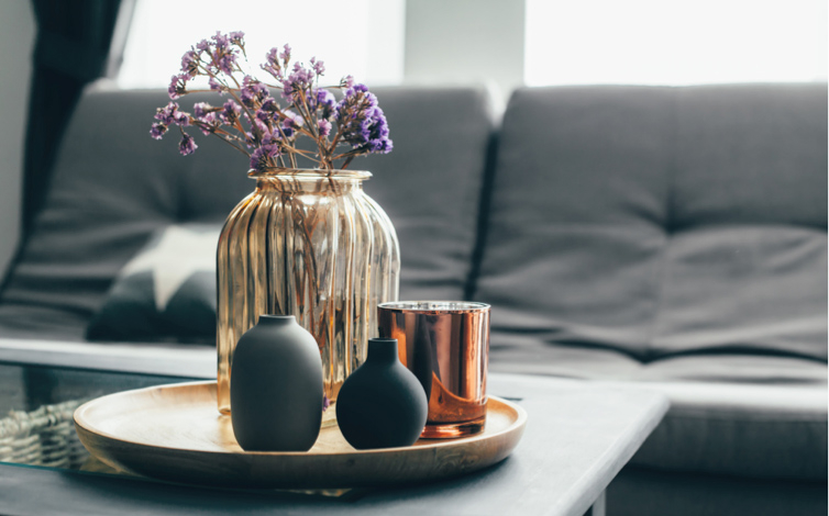 Verse bloemen in huis zorgen voor een specifieke geur in de woonkamer