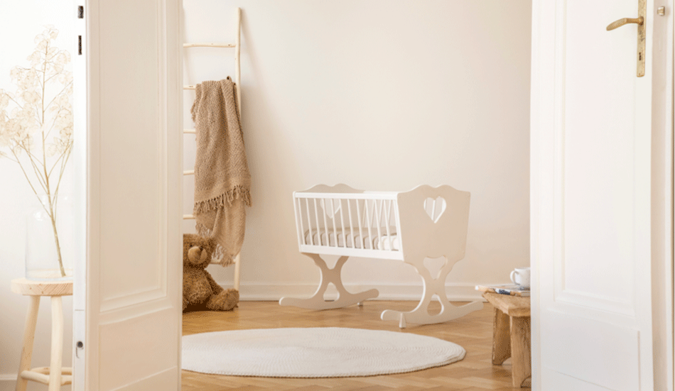 Deze kamer straalt rust en een warme sfeer uit, daar zal de baby zich vast wel thuis voelen.