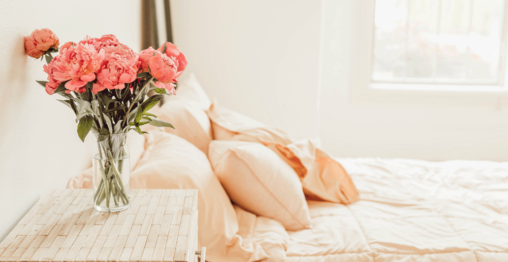 Planten of bloemen naast je bed zorgen voor een rustgevender interieur.