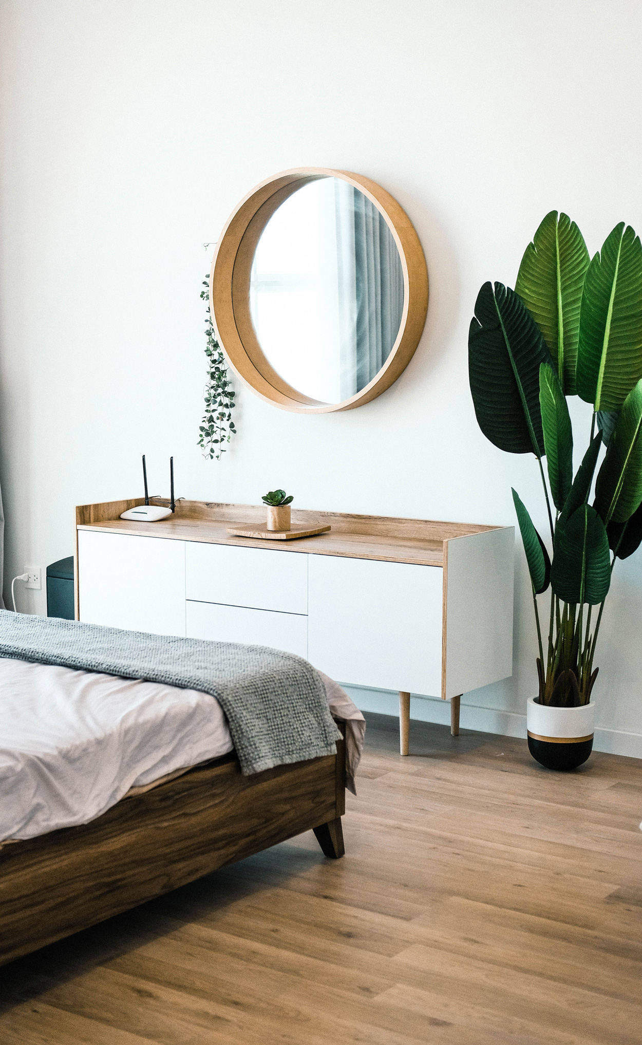 Grote kamerplant in de slaapkamer als eyecatcher.