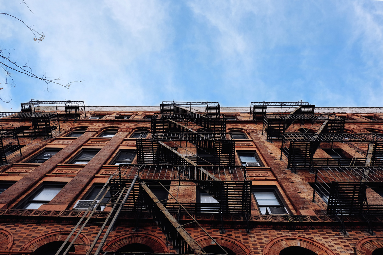 Groot appartementencomplex met kenmerkende ijzeren trappen in Williamsburg. Perfecte plek voor een loft!