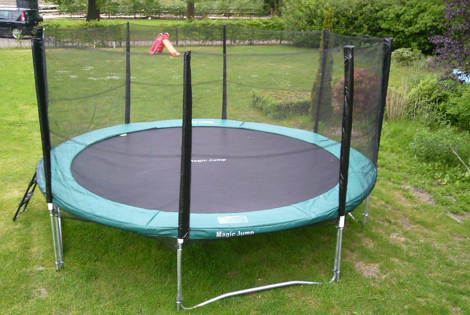 Ieder kind wilt graag een trampoline in de tuin! Zorg dat je een veilige trampoline met beschermnet koopt.