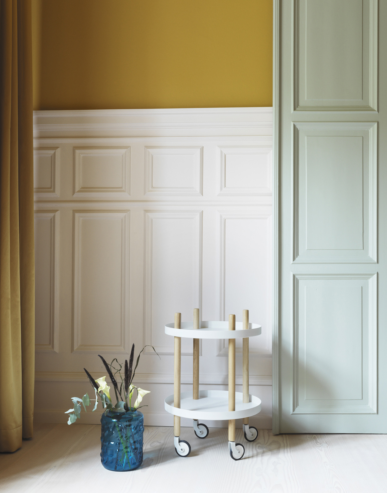 Normann Copenhagen heeft haar bekende Block trolley tafel nu ook in een ronde variant.