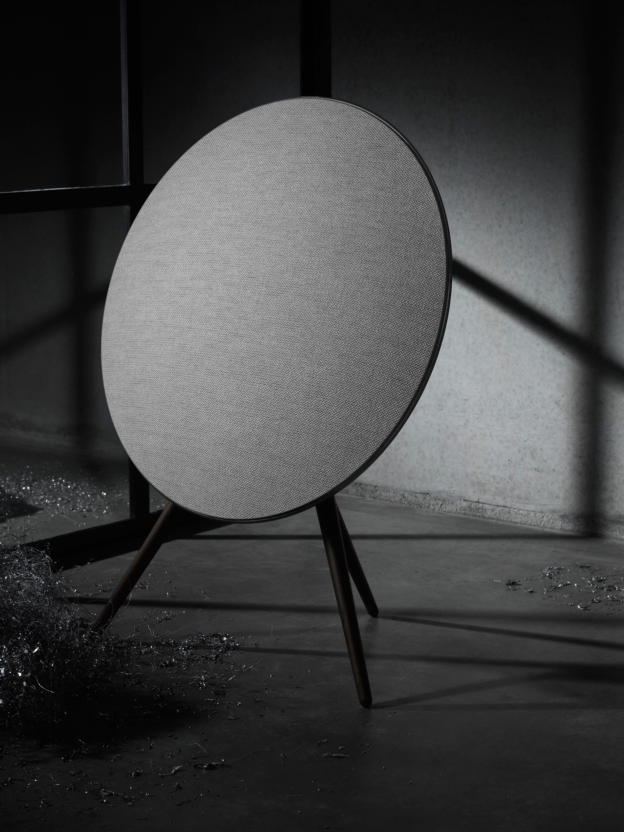 De Beoplay A9 is een van de bekendste home speakers van Bang & Olufsen. De speaker staat op drie poten en is verkrijgbaar in diverse kleurencombinaties.