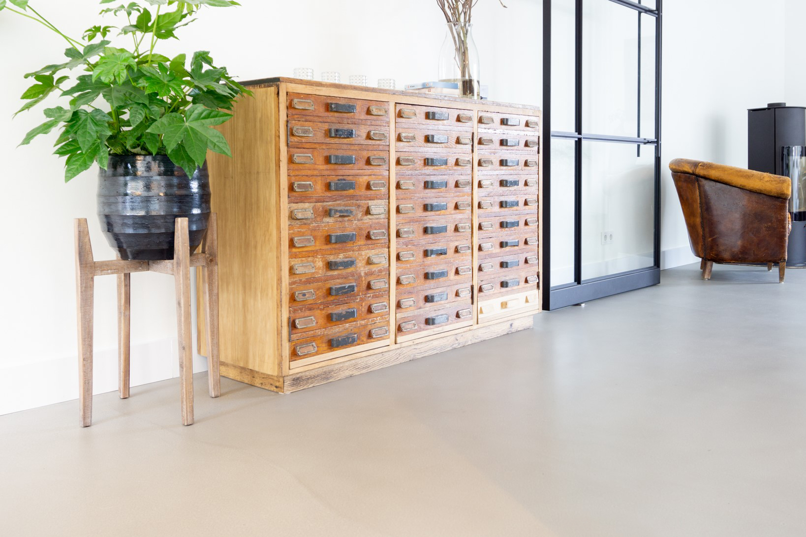Een vintage ladekast of oude kantoorkast past uitstekend in een industrieel interieur.