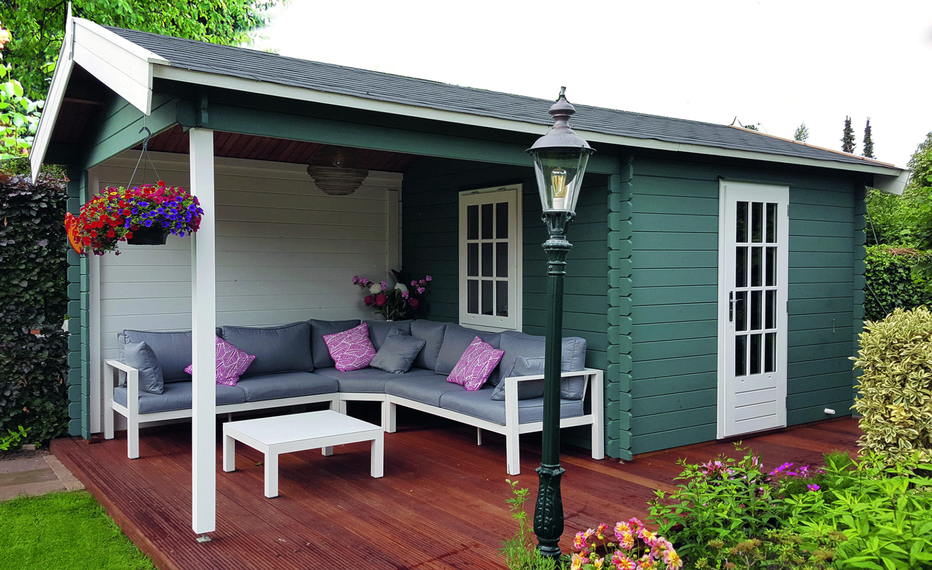 Extra opbergruimte nodig en wil je ook lekker loungen? Dan is dit tuinhuis de perfecte combinatie!