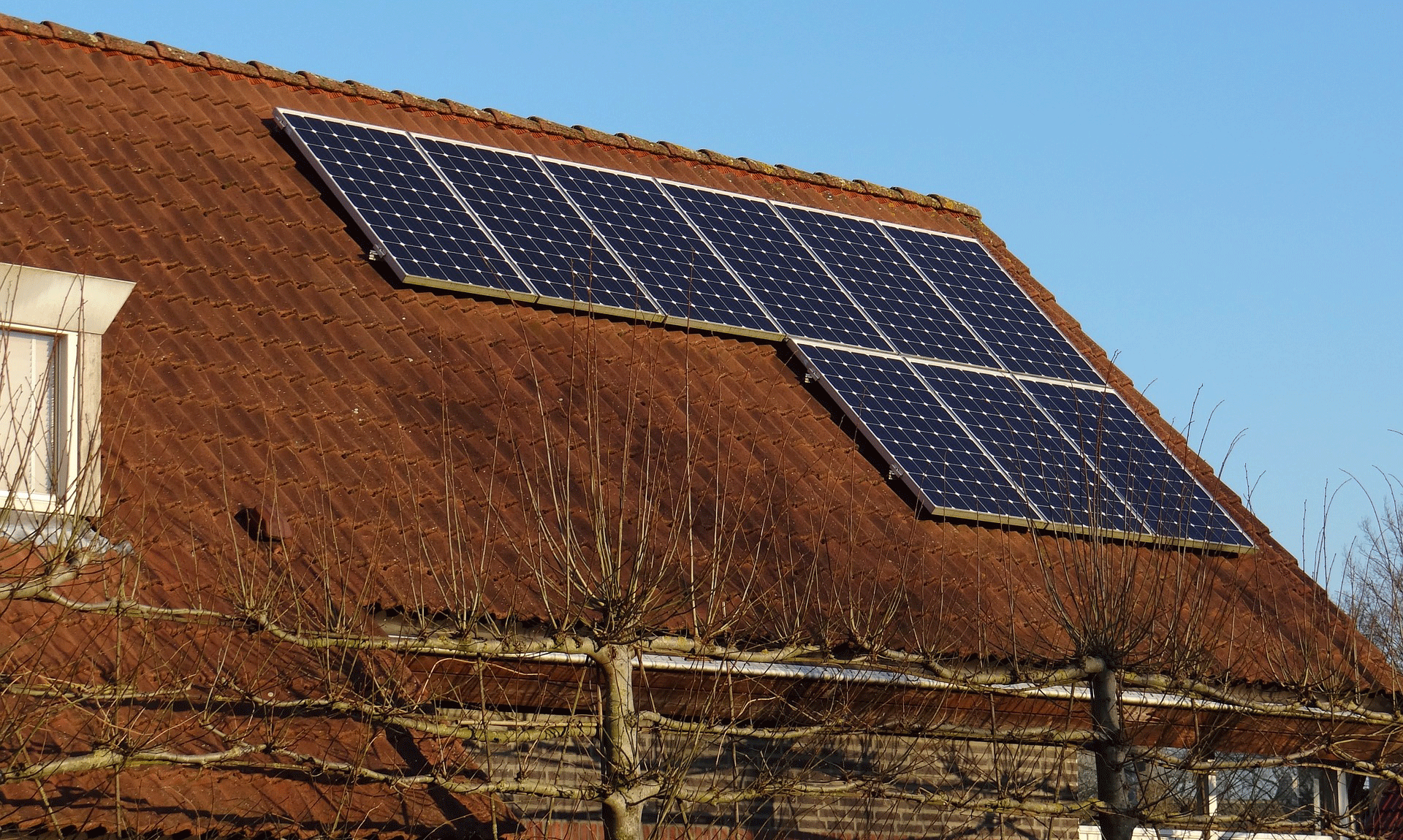 Met zonnepanelen haal je een rendement die hoger is dan de momentele spaarrente, dus denk goed na wat jou meer oplevert.