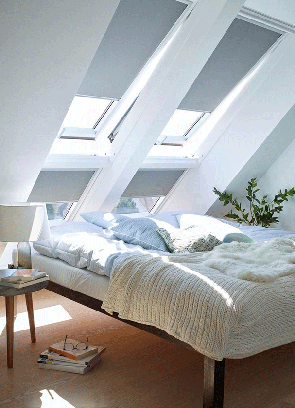 Uitzettuimelvensters boven het bed in de frisse ochtend.