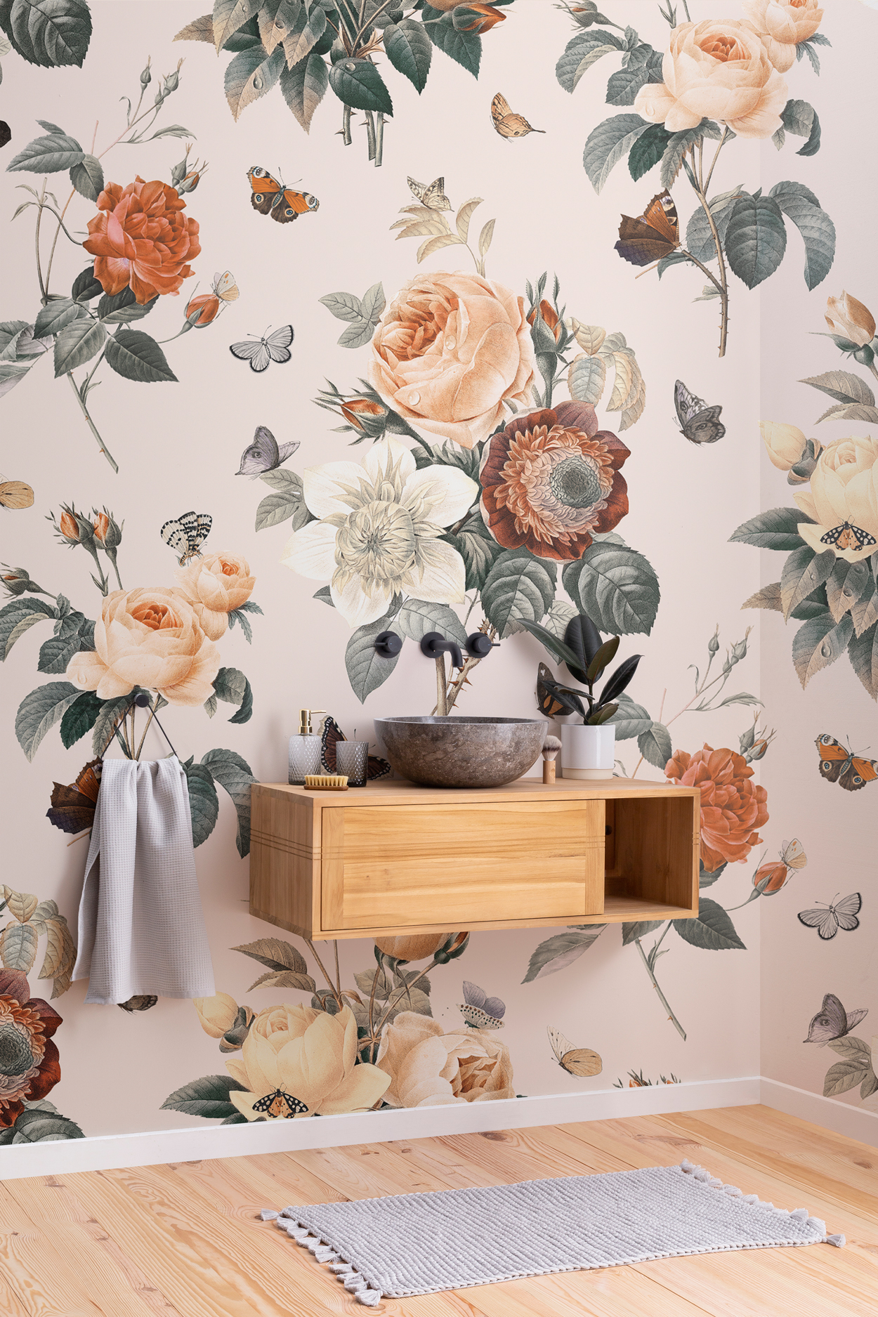 Behang in de badkamer. Begin de dag goed met dit Papillion behang met sierlijke vlinders en een romantische bloemenmix.