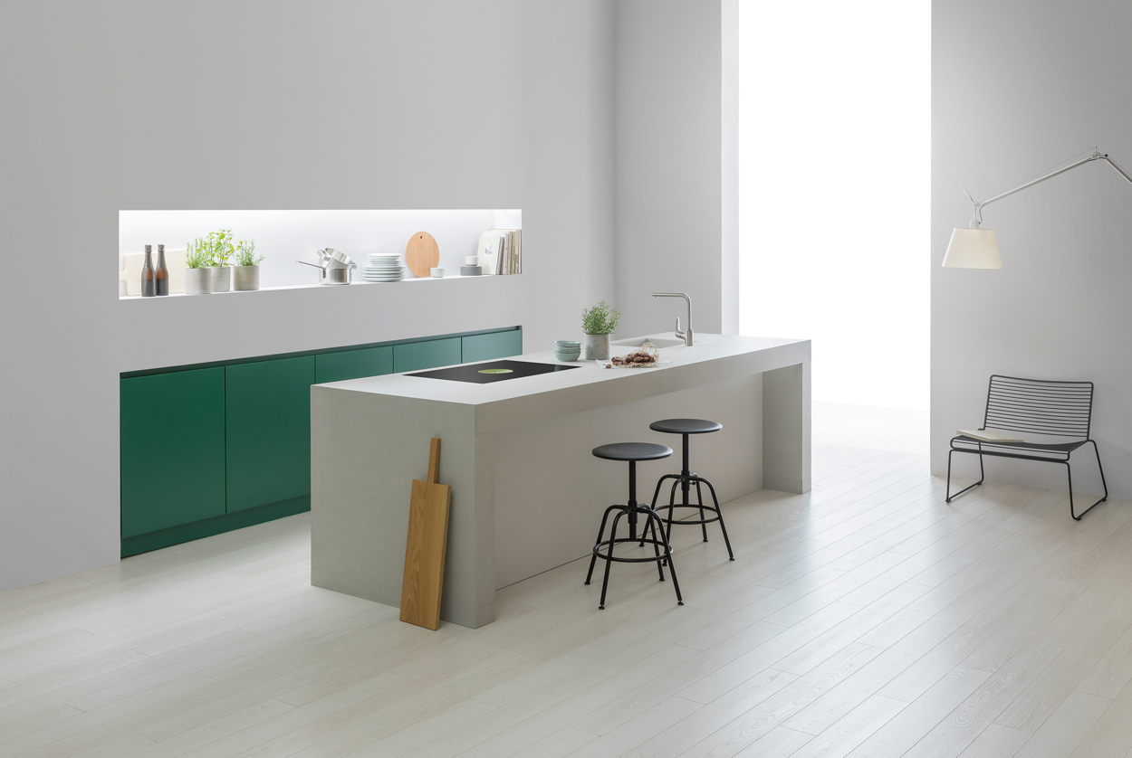Maak van je groene keuken een echte blikvanger en betrek 'm in je woonkamer.