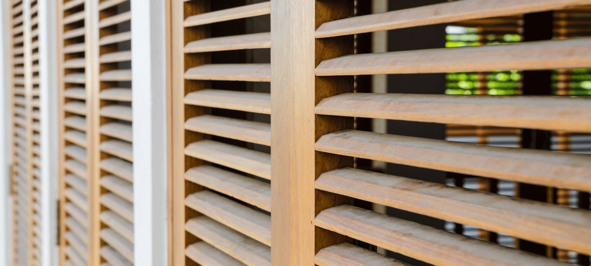Houten shutters voor je ramen is een mooie oplossing. De geopende shutters zorgen voor een gaaf lichtinval. Gesloten zijn de houten shutters helemaal verduisterend.