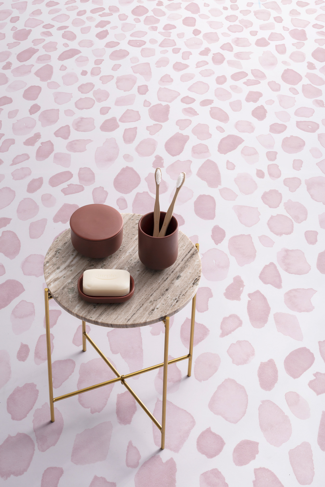 Dit zacht roze patroon staat prachtig in trendy badkamers waar je ontspannen de dag wilt beginnen.