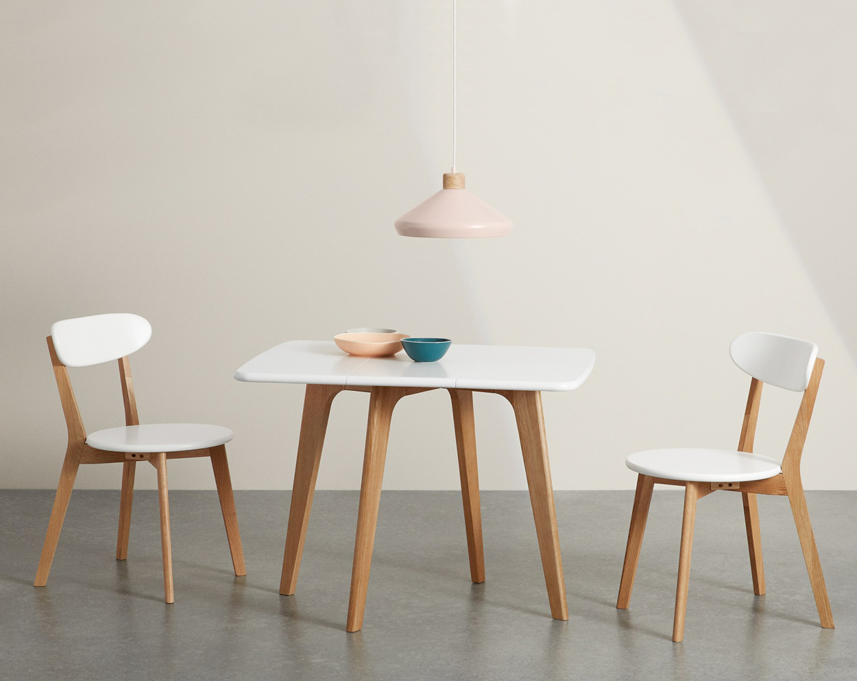 De Fjord rechthoekige klaptafel van het woonmerk Made.com is een efficiënte tafel voor kleine ruimtes.