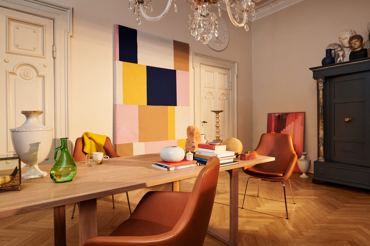 Leren eetkamerstoelen Little Giraffe™ (Model: 3201) met armleuning. De ruime stoelen zijn ontworpen door Arne Jacobsen in 1959. Uit de zelfde © Fritz Hansen collectie is de eikenhouten eettafel Essay™ (Model: CM22) ontworpen door Cecilie Manz in 2009.