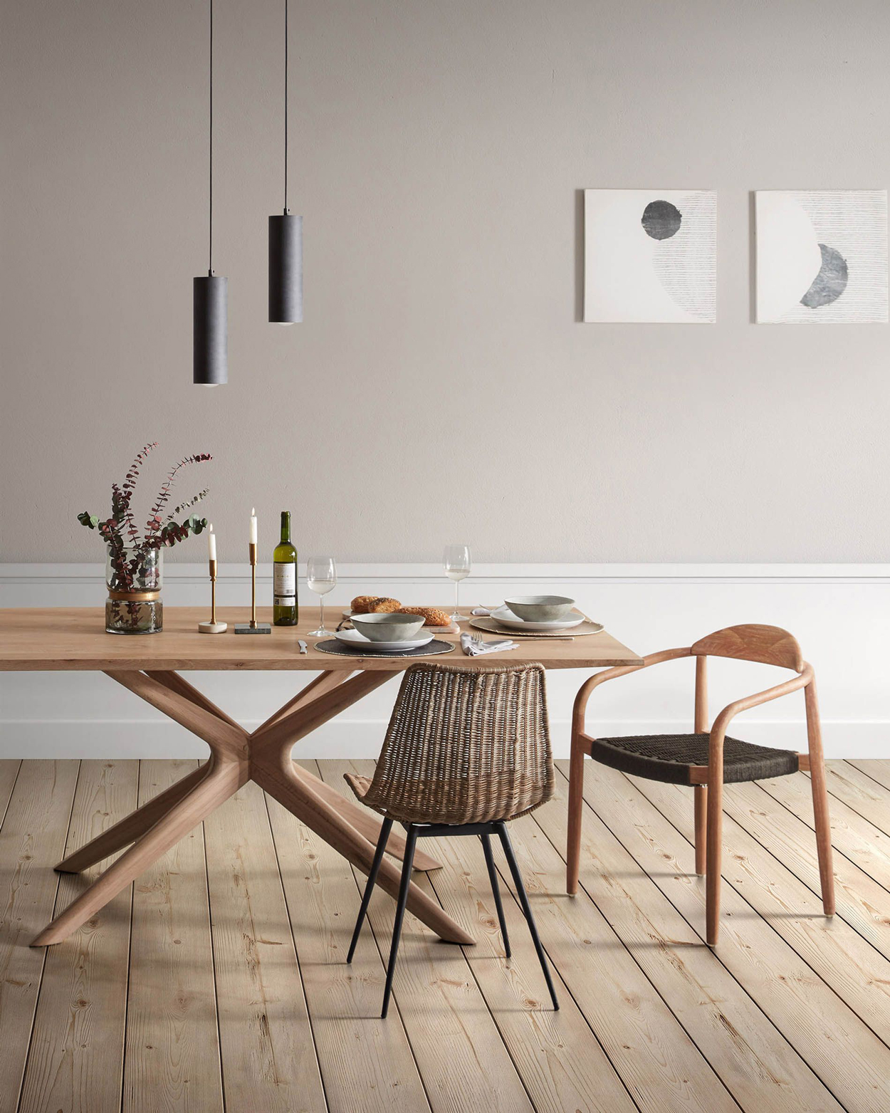 Slanke en brede stoel aan de rechthoekige tafel Armande met van het woonmerk Kave Home.
