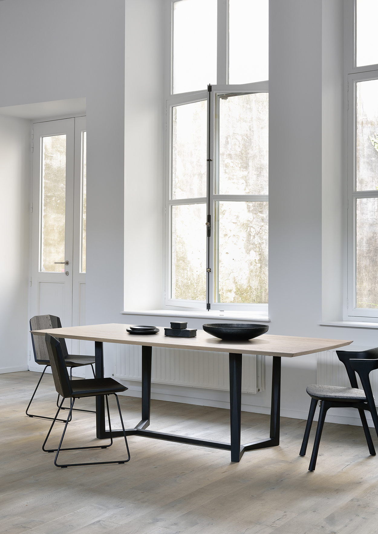 Ethnicraft massief eikenhouten eettafel Teak Bok met bijbehorende eettafelstoelen. De stijlvolle eettafel is geschikt voor 6 personen. Zowel de tafel als de stoelen hebben strakke, hoekige vormen.