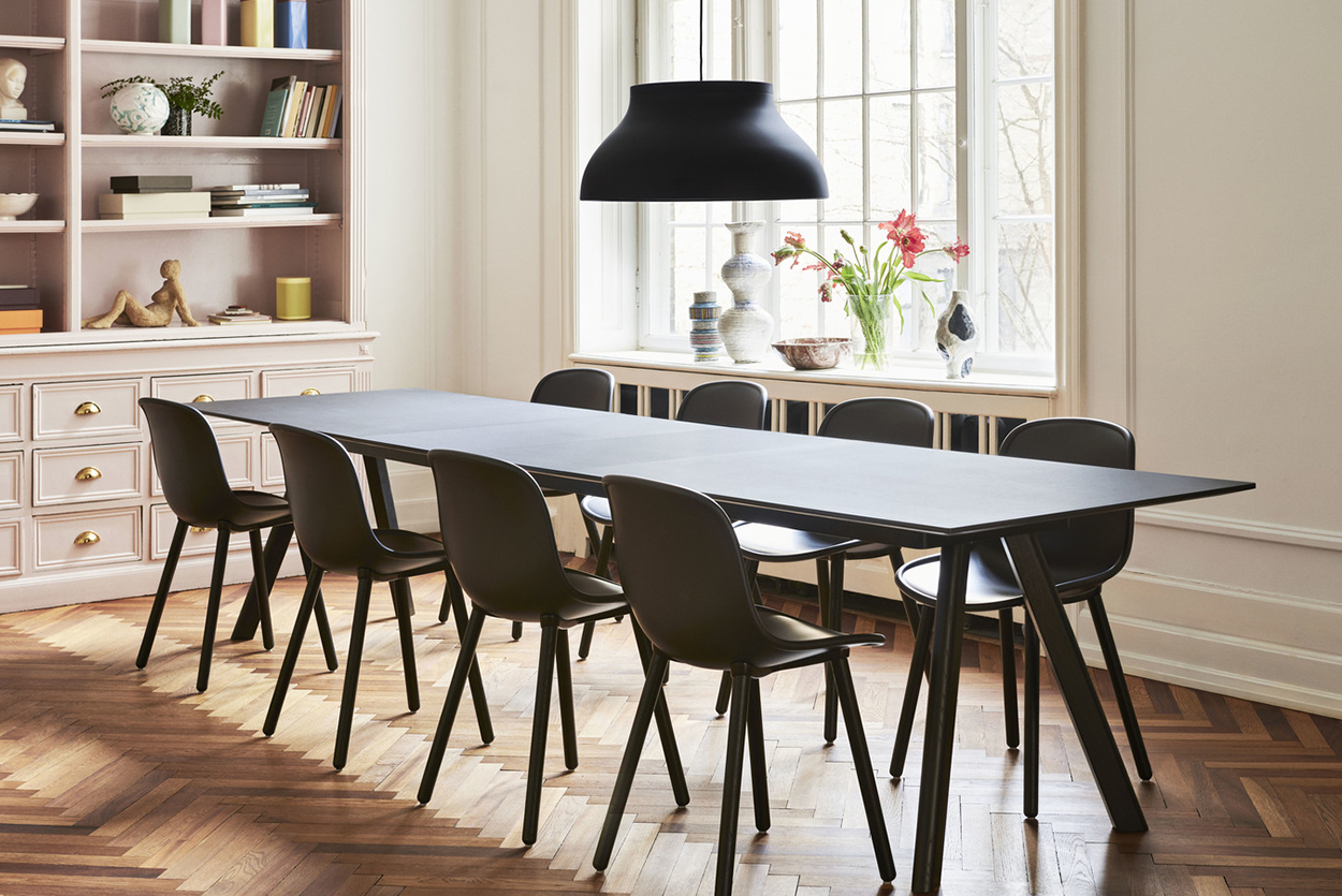 De uitgebreide CPH 30 tafel van het woon- en designmerk HAY biedt ruimte aan minimaal 8 personen. De stoelen aan tafel zijn ook van HAY. Deze NEU 12 hebben een ergonomische gevormde zitting.