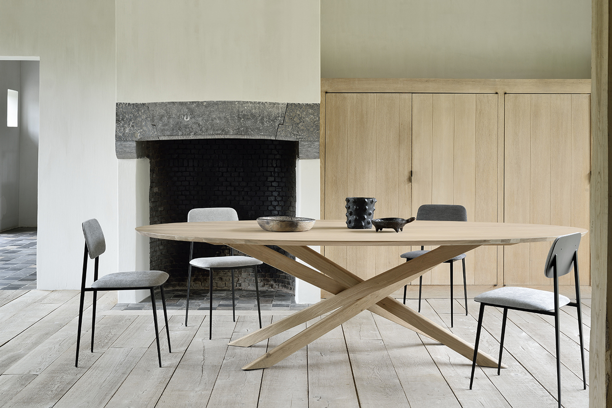 Aan de grote ovale tafel Mikado met DC eetkamerstoelen van Ethnicraft passen genoeg stoelen.