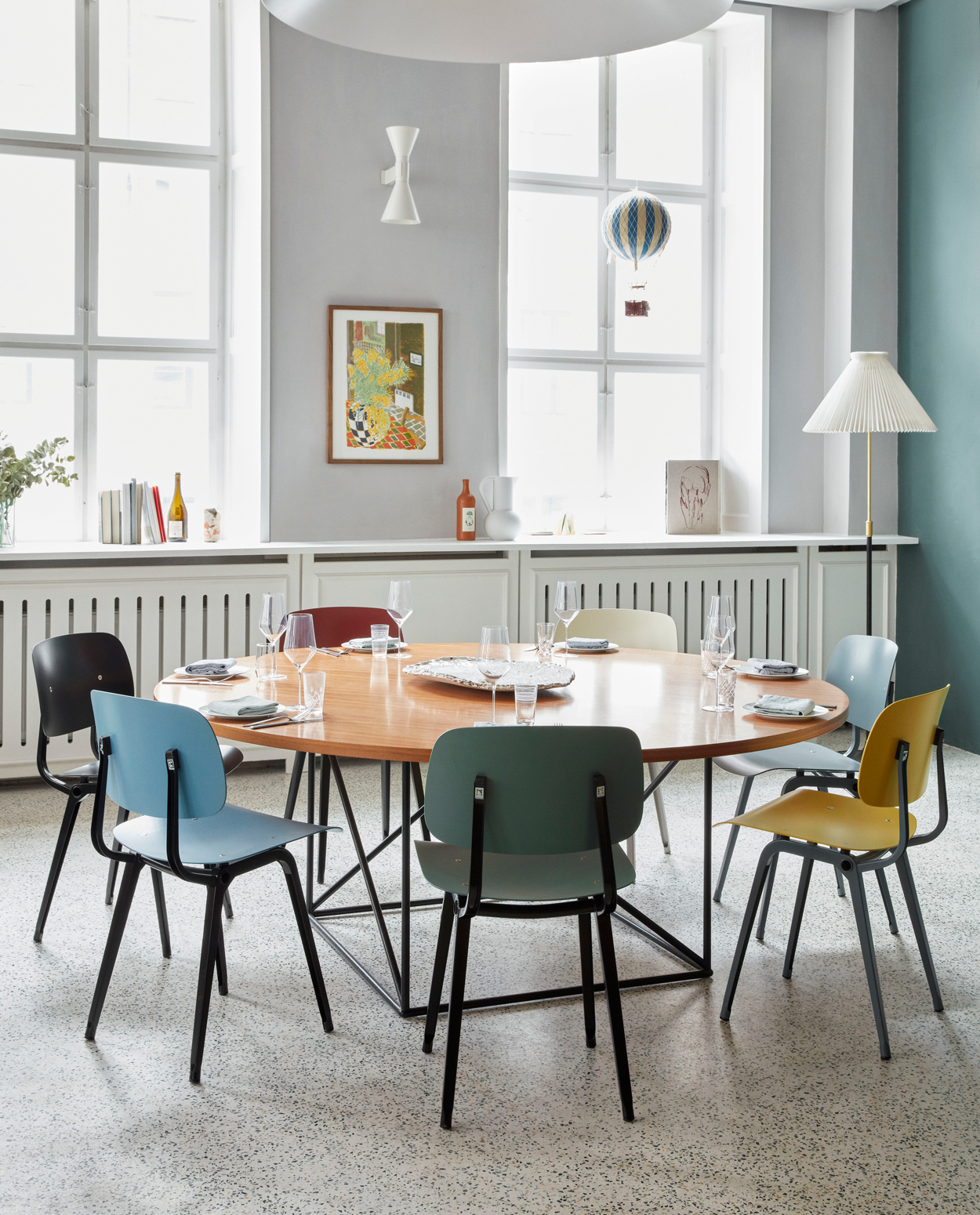 Mooie grote ronde eettafel van HAY met 7 Ahrend Revolt stoelen in nieuwe, vrolijke kleuren.