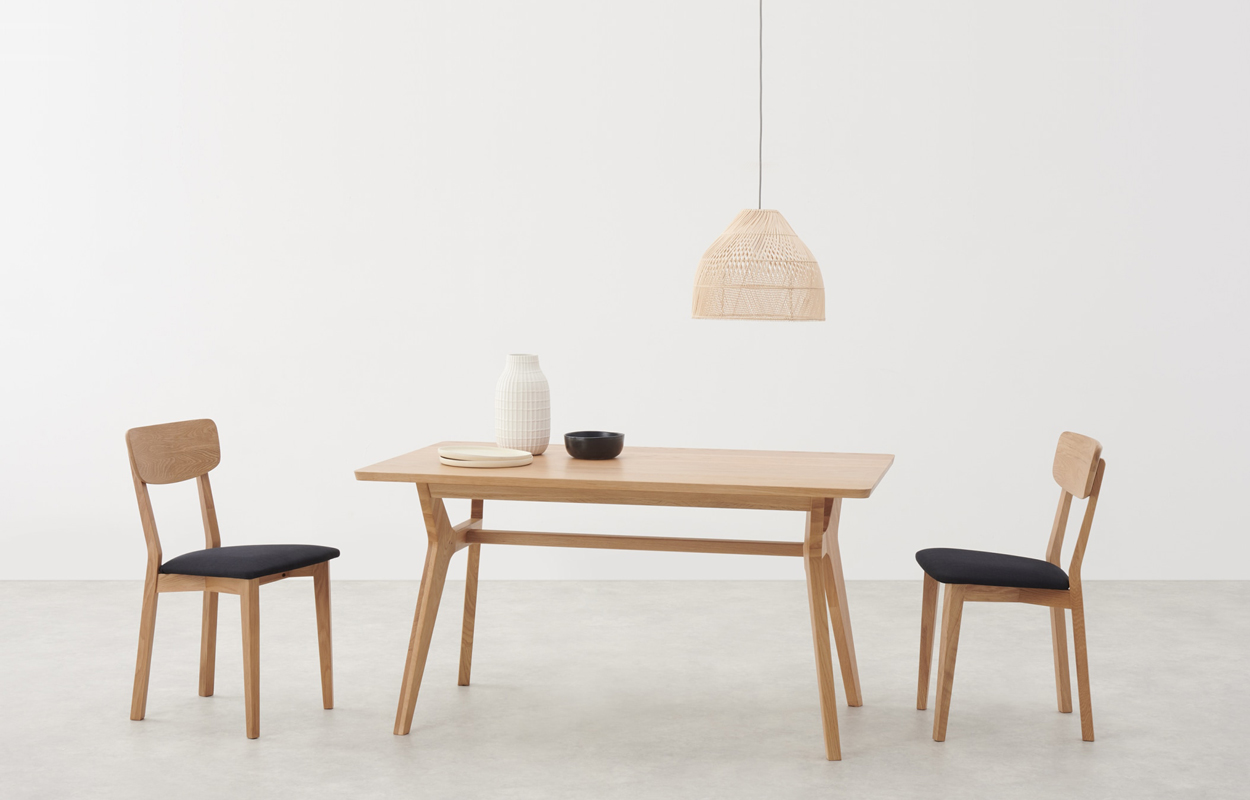 Deze massief eiken tafel Jenson voor 4 tot 6 personen is ontworpen door Tim Fenby voor Made.com.