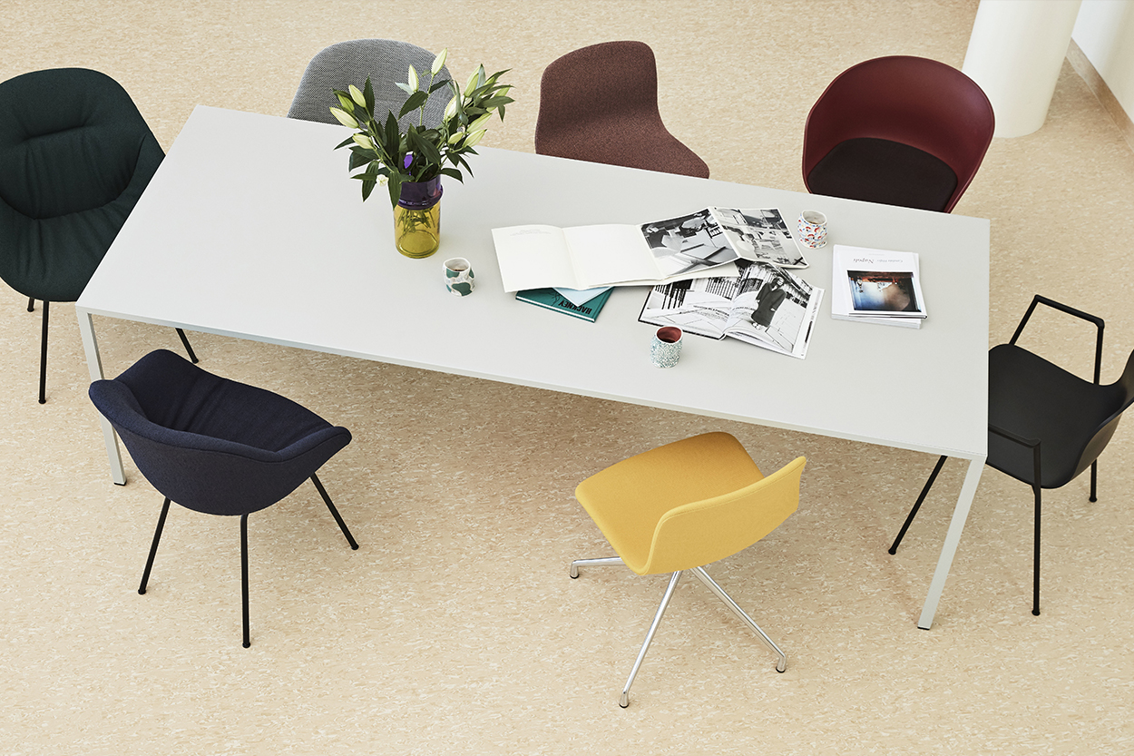 Wat is de ideale ruimte voor je eettafelstoelen rondom de tafel? Zorg voor voldoende ruimte om aan te schuiven. Op de foto een eettafel en diverse eetkamerstoelen uit de HAY AAC collectie.