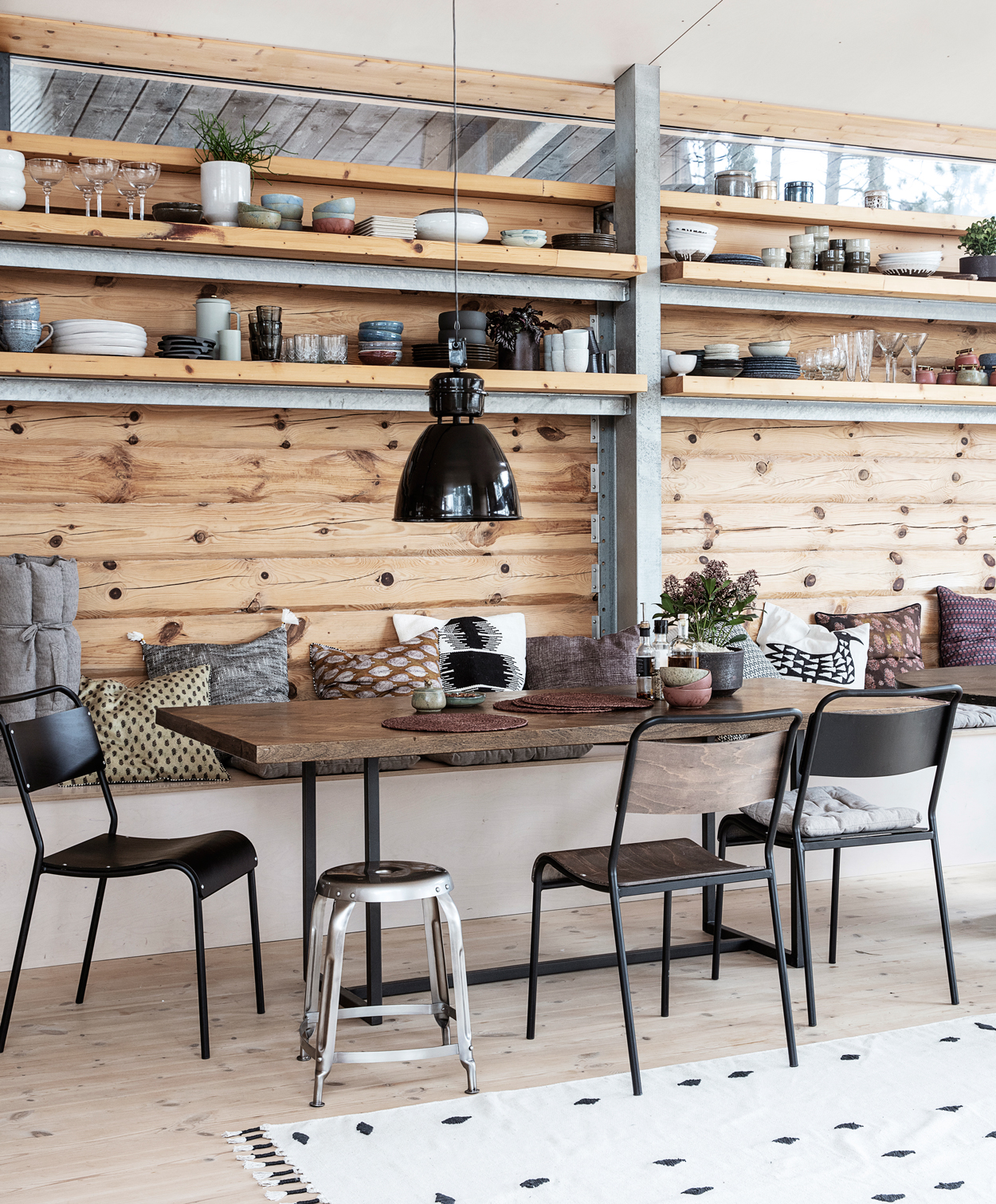 Stoere set van eettafel met stoelen van het merk House Doctor. De tafel heeft een mangohouten tafelblad en metalen onderstel.