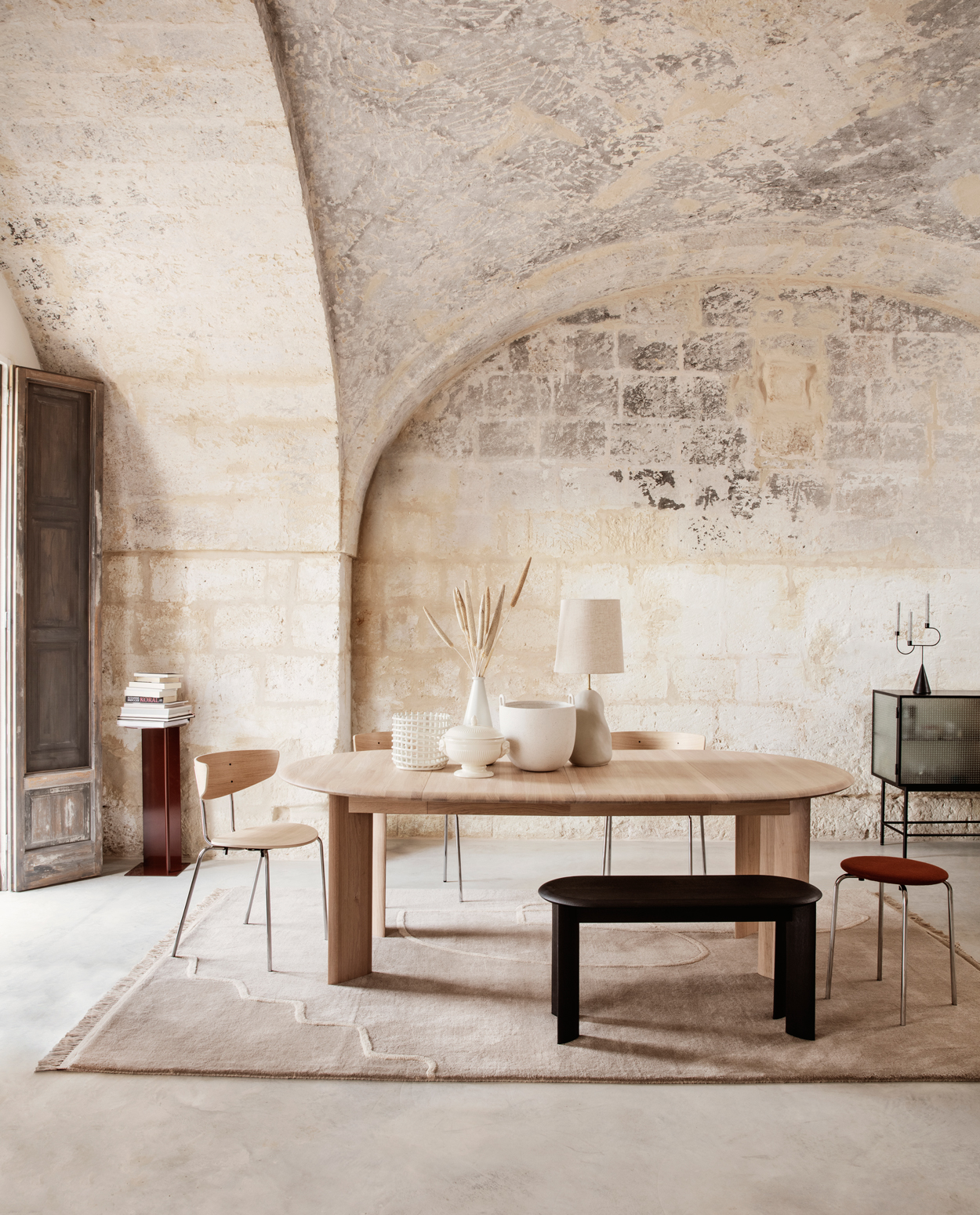 De ferm LIVING Bevel Table met diverse stoelen en bankjes. De ovale tafel kun je met 50 cm verlengen.