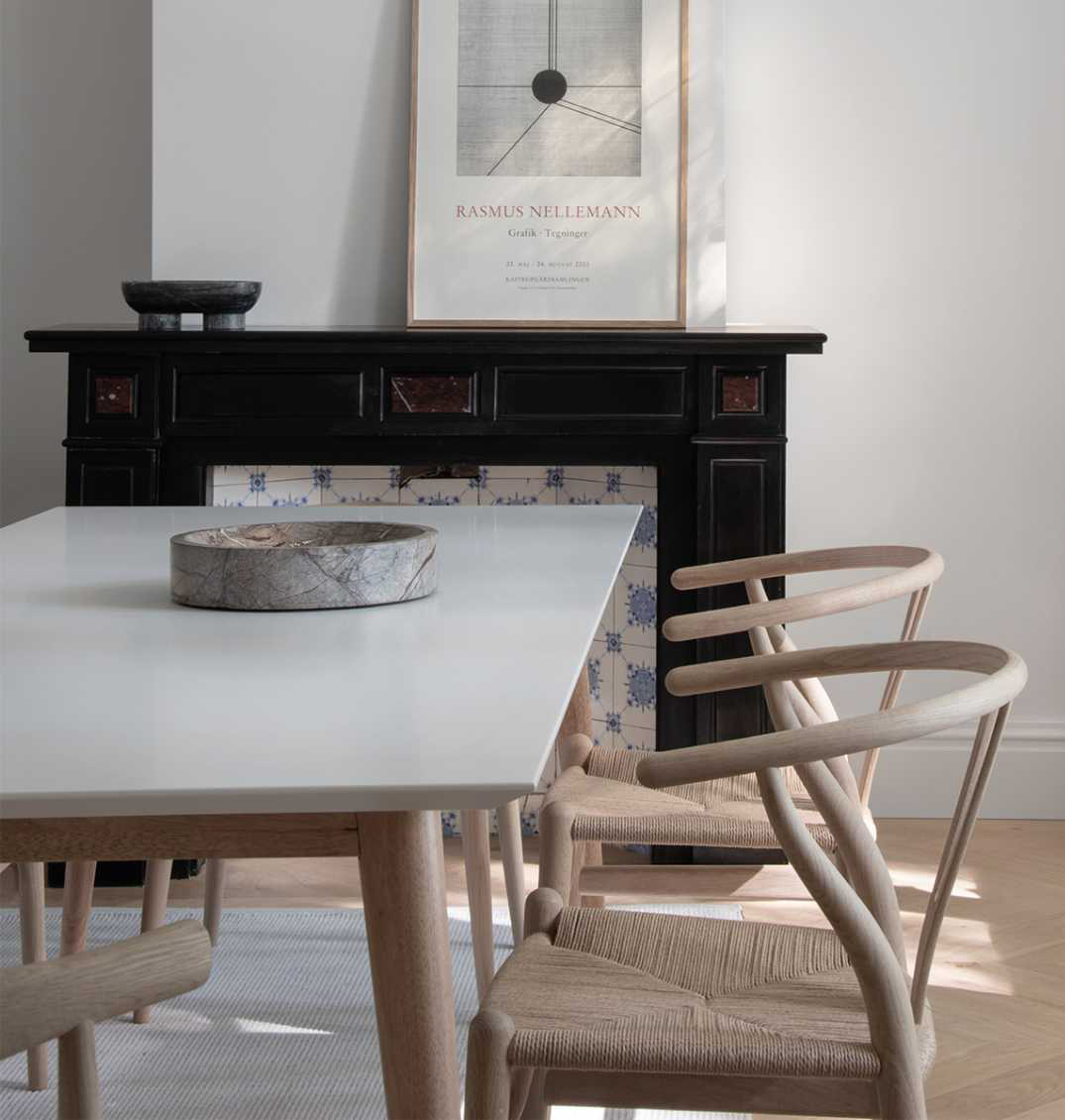 Houd voor de hoogte van je tafel rekening met eventuele armleuningen. Dit is de Ruijch Retro Nordic Eettafel met een typische jaren 60 stijl en een minimalistische Nordic uitstraling.