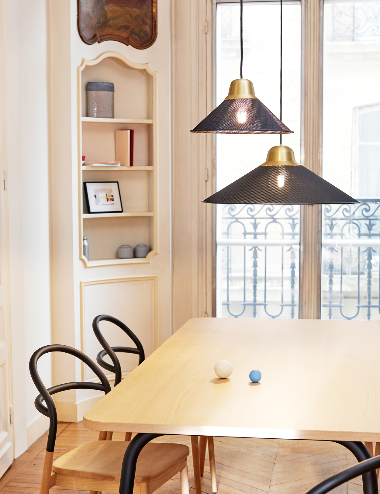 Dojo eettafel met sierlijke stoelen zonder armleuningen uit dezelfde collectie.