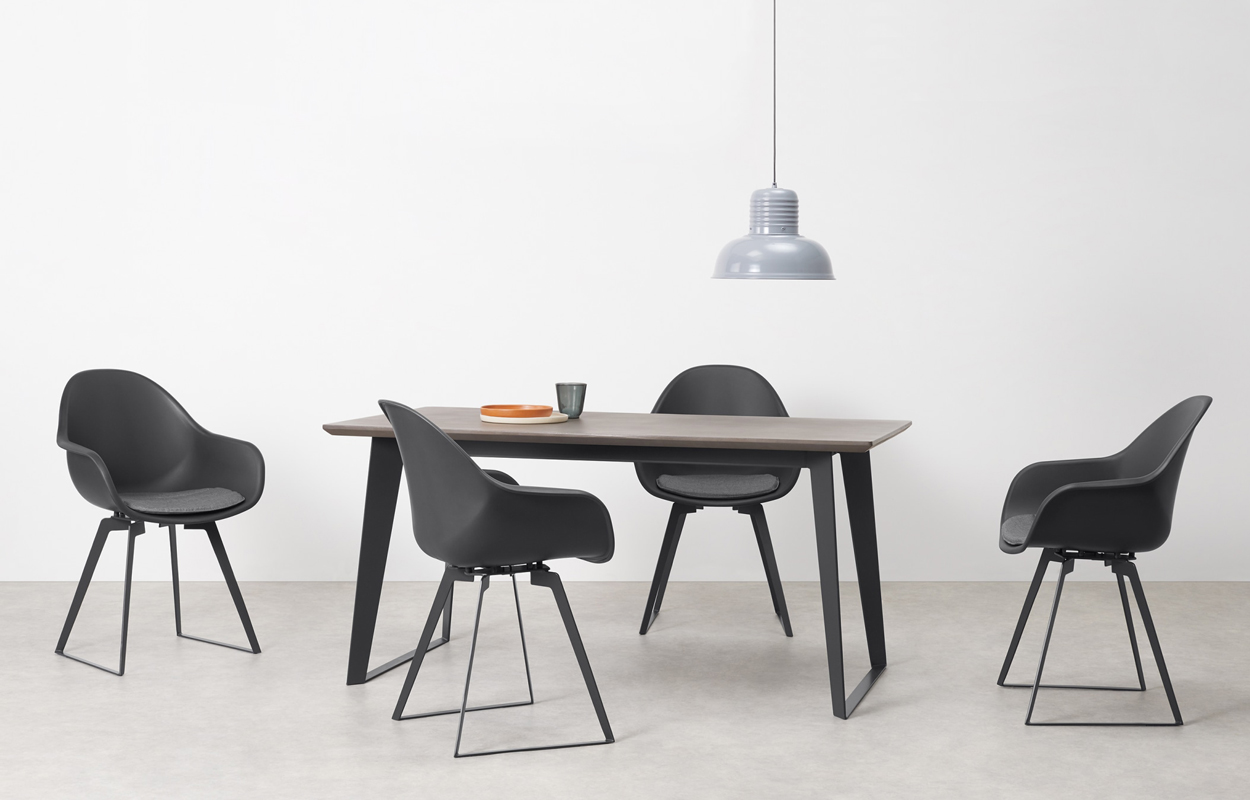 Made.com 4-persoons Boone eettafel met harsbetonnen blad en 4 eetkamerstoelen