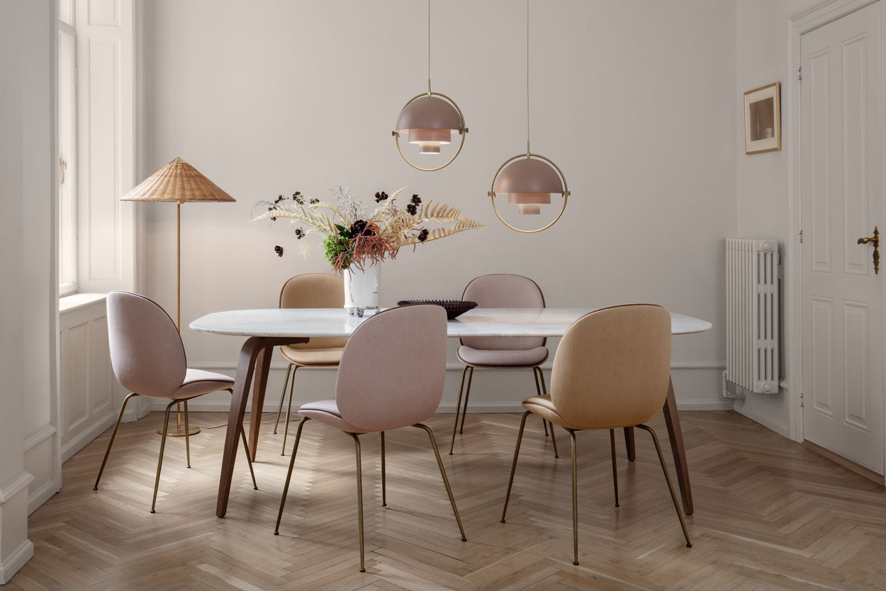 Modern, zacht en vriendelijk: GUBI eettafel met de Beetle eetstoelen en de prachtige Multi Lite hanglamp. De combinatie van hout, marmer, koper en roze is perfect!
