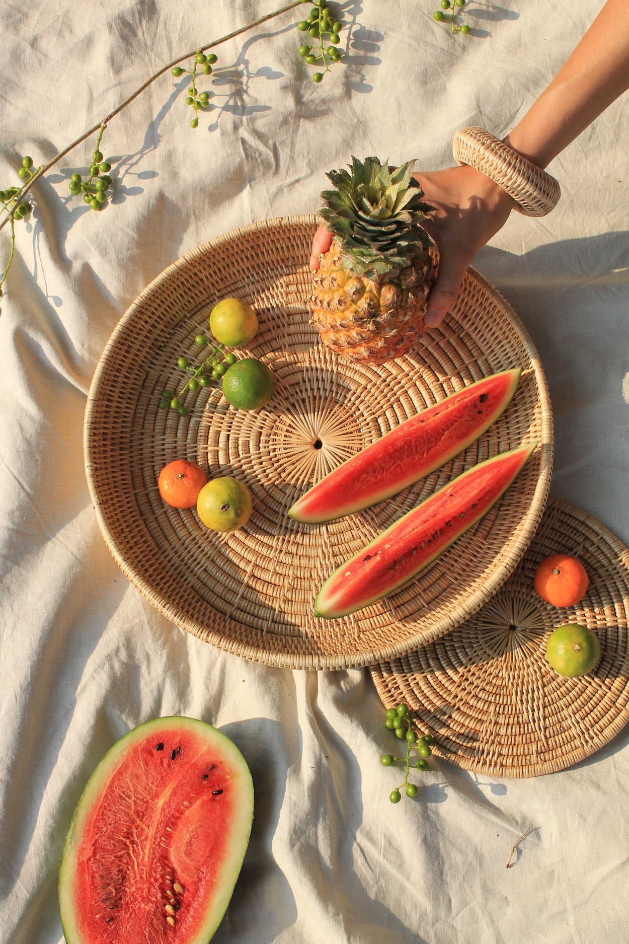Rotan fruitschalen brengen een zomers sfeertje in huis of in de tuin.