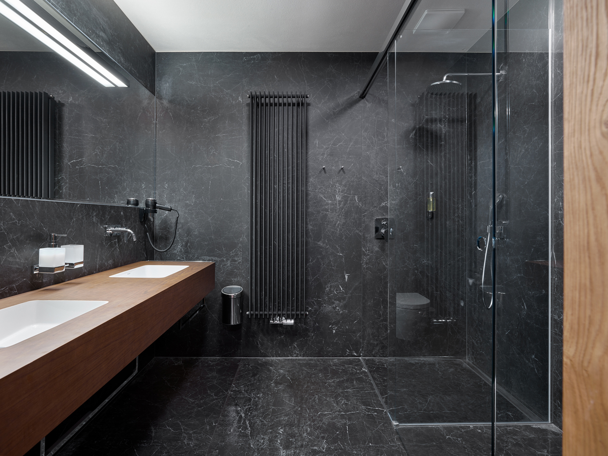 Voor de inrichting van deze badkamers koos men voor de producten van het badkamermerk Duravit. Modern, luxe, zwart en authentieke details.