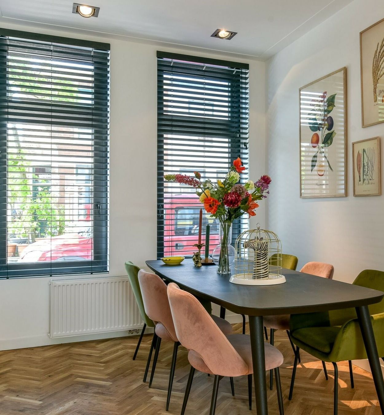 Houd een keuken hygiënisch met strakke, houten raamdecoratie.