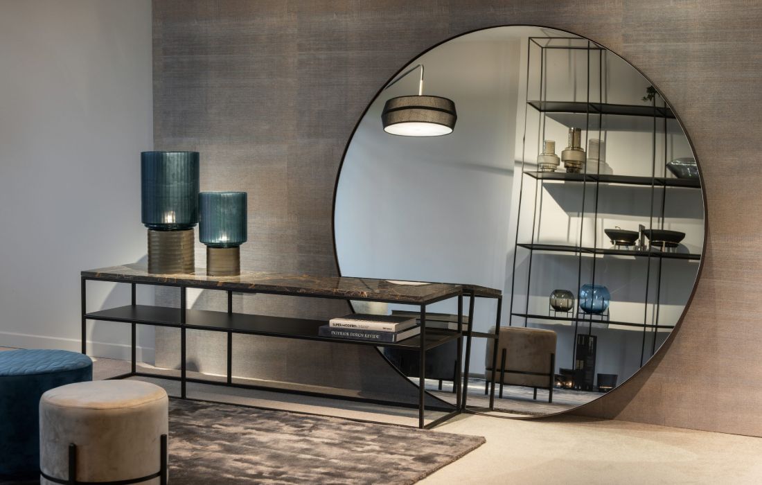Een oversized spiegel in de badkamer is een echte eye catcher.