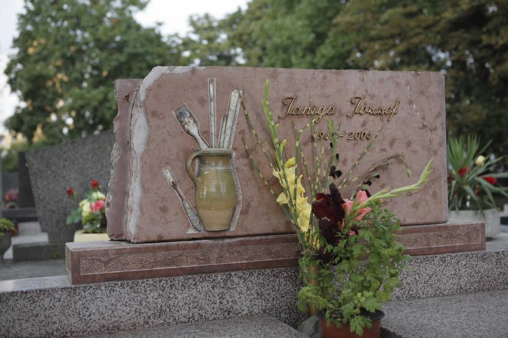 Janiga József festőművész mellszobra