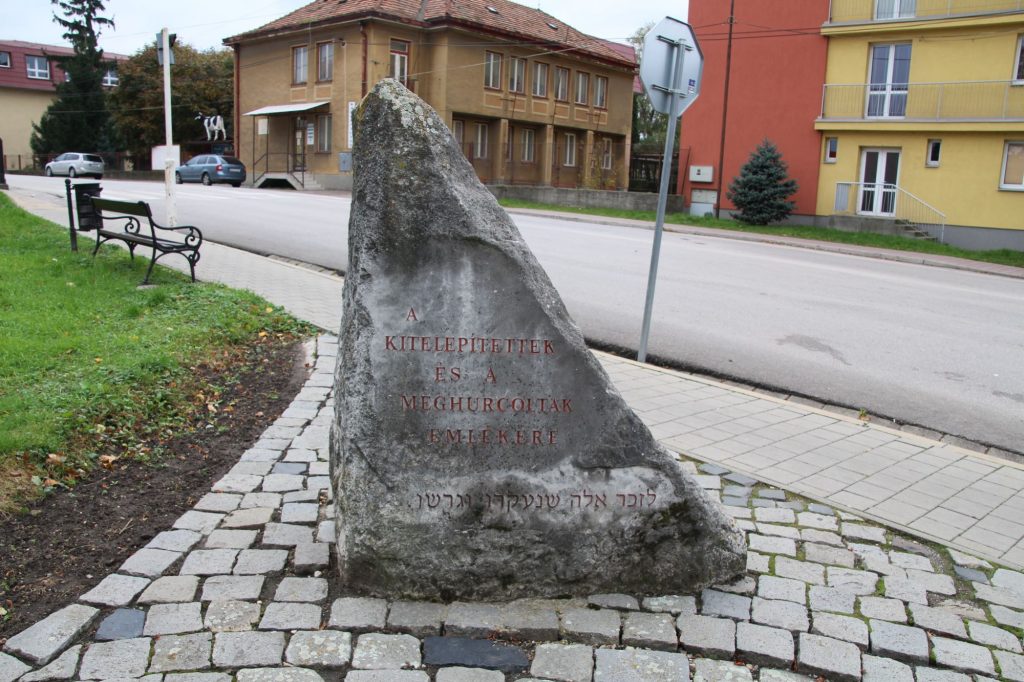 Kitelepítettek és meghurcoltak emlékműve