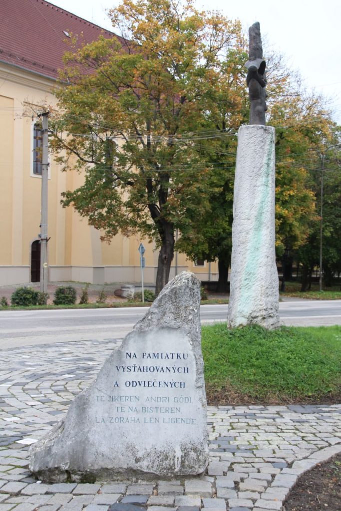 Kitelepítettek és meghurcoltak emlékműve