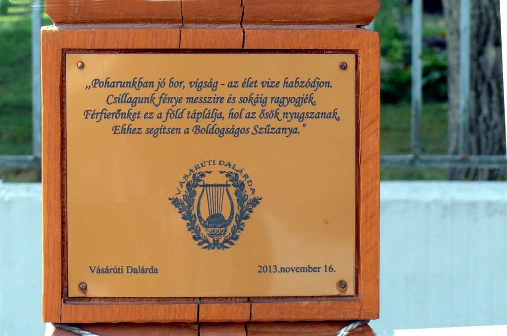 A Vásárúti Dalárda kopjafája