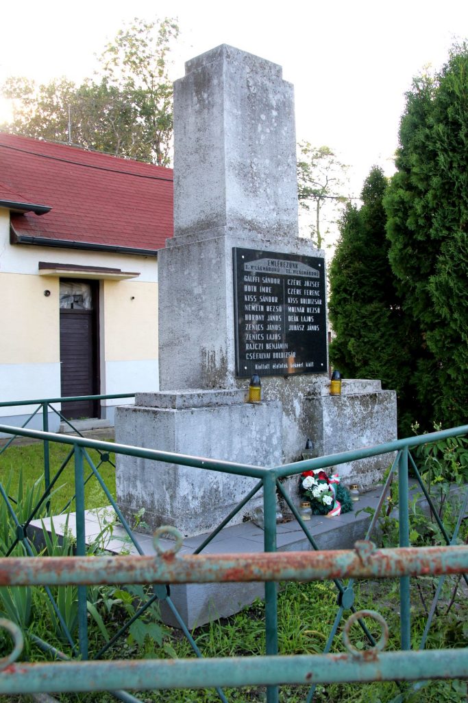 Az 1. és 2. világháború hősi halottjainak emlékműve