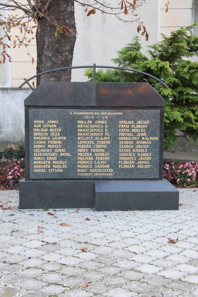 Az 1. és 2. világháború hőseinek emlékműve