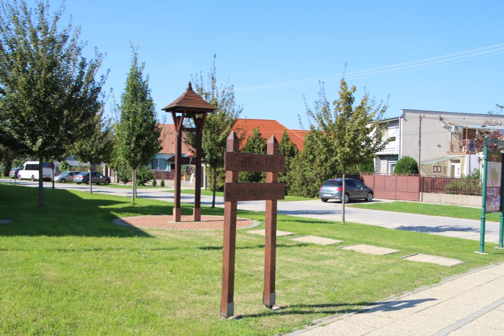 Rovás falutábla-oszlop