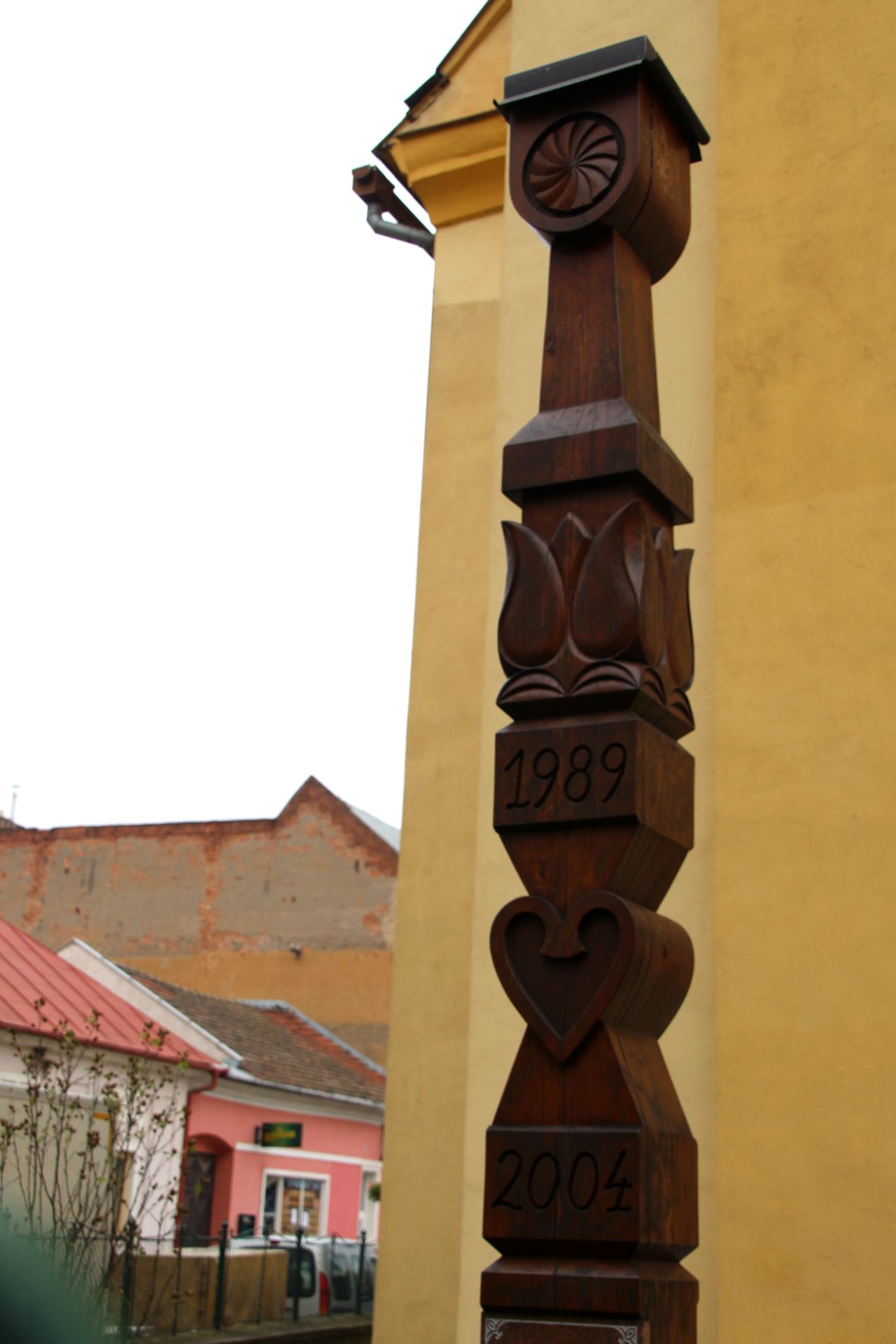 A népek szabadságáért kopjafa